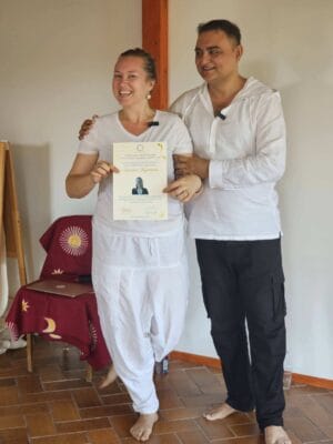 Simona Kupetienė su mokytoju sertifikato įteikimo metu