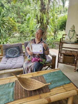 Simona Kupetienė su REIKI meistrės ir mokytojos sertifikatu