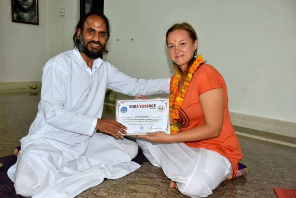 Simona Kupetienė su Yoga Essence čakrų meditacijos mokymų sertifikatu